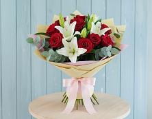 Букет цветов из:  Лилии и Розы в Новогагатли