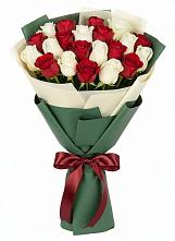 Букет Микс из красных и белых роз в Новогагатли