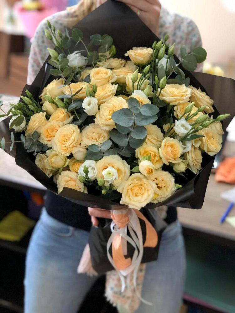 Букет цветов из: Розы и Лизиантусы в Новогагатли