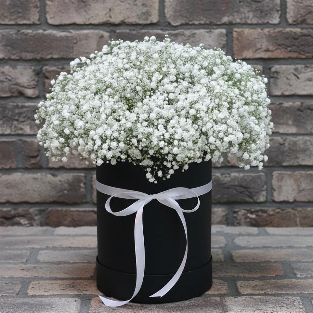 Цветочная композиция из Гипсофила в шляпной коробке в Новогагатли