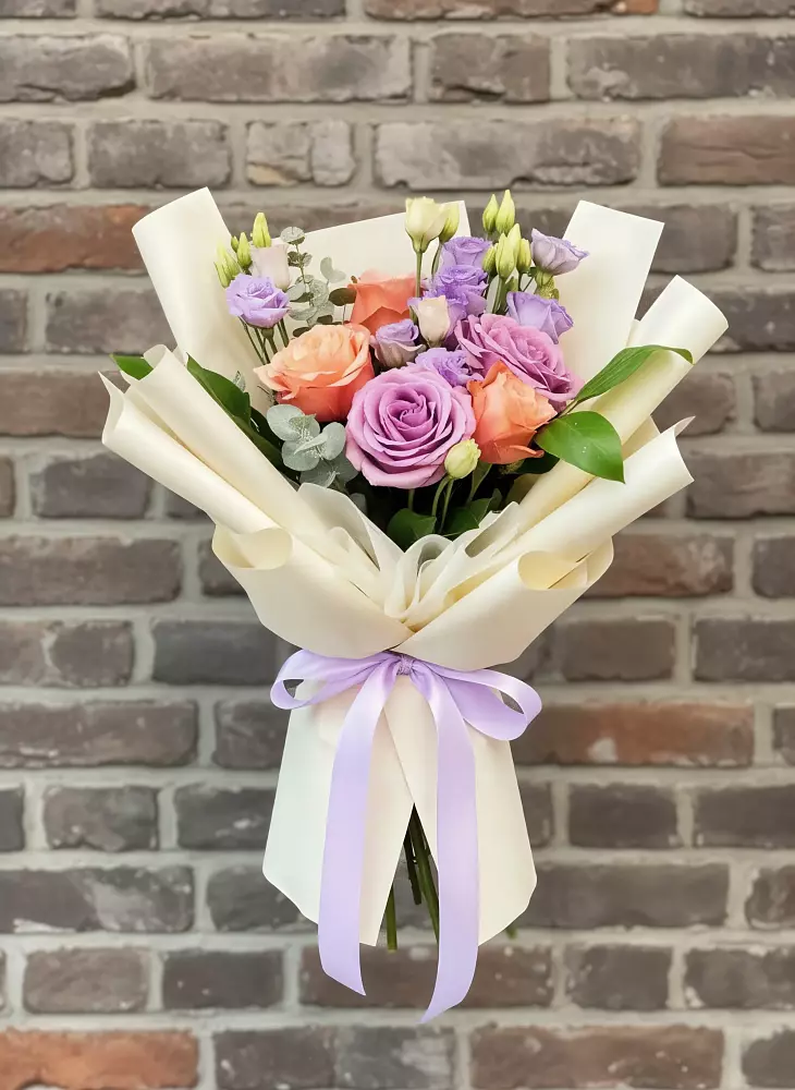 Букет цветов из: Лизиантусы и Розы в Новогагатли