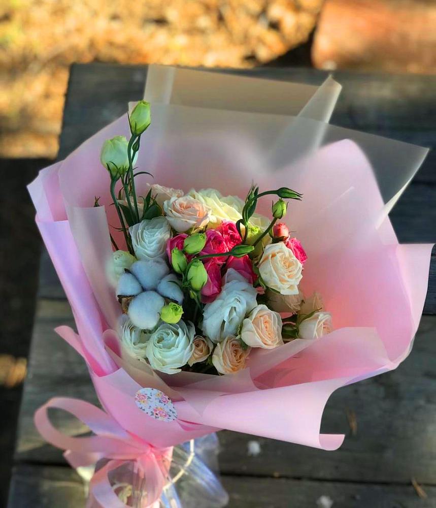 Букет цветов из: Розы и Лизиантусы в Новогагатли