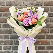 Букет цветов из:  Лизиантусы и Розы в Новогагатли