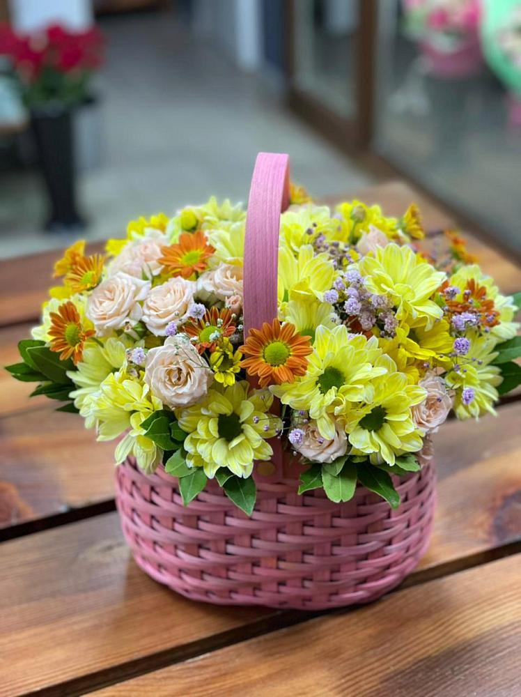 Цветочная композиция из Хризантемы и Розы в корзине в Новогагатли
