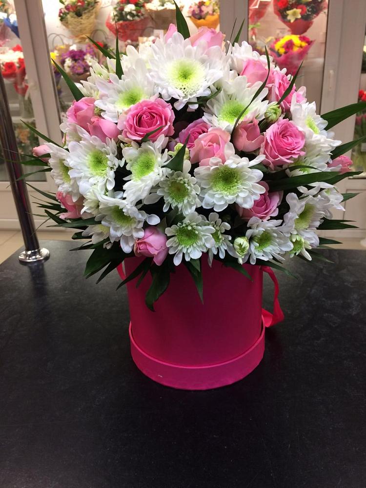 Цветочная композиция из Розы и Хризантемы в шляпной коробке в Новогагатли