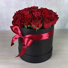 Цветочная композиция из Розы в шляпной коробке в Новогагатли