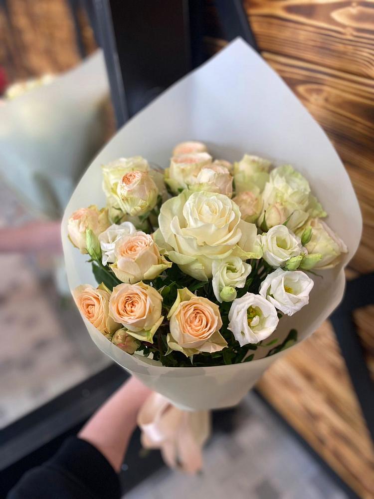 Букет цветов из: Розы и Лизиантусы в Новогагатли